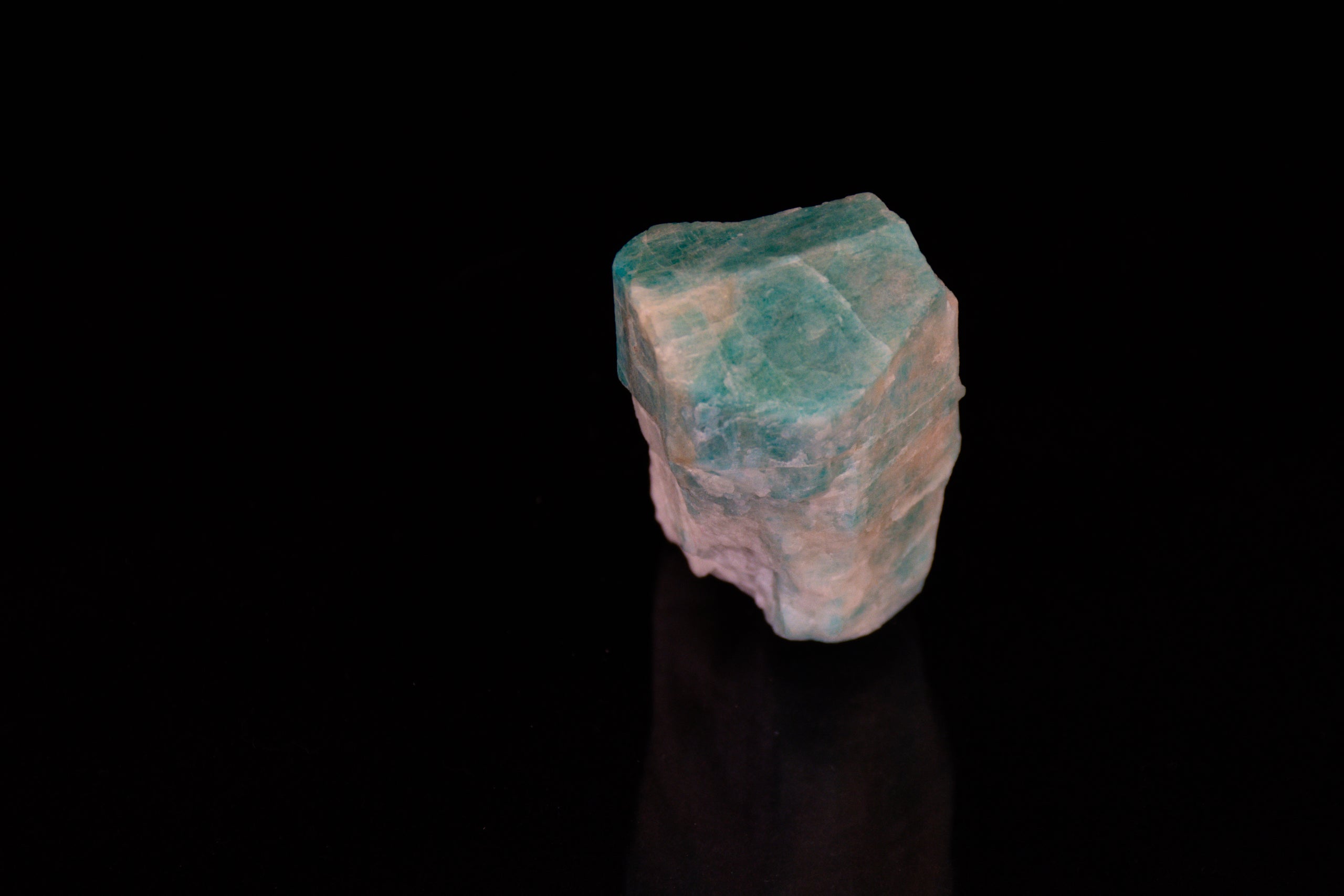 Amazonite natural crystal hot stone from Colorado - 20gm / 31mm x 24mm x 19mm (F90437) structure minerals